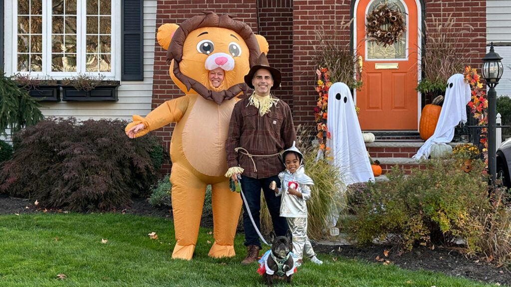 halloween costumes family dog front yard-decorations
